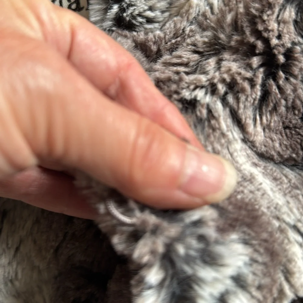 Elegant Faux Fur Jacket in Gray and White - Picture 3 of 3